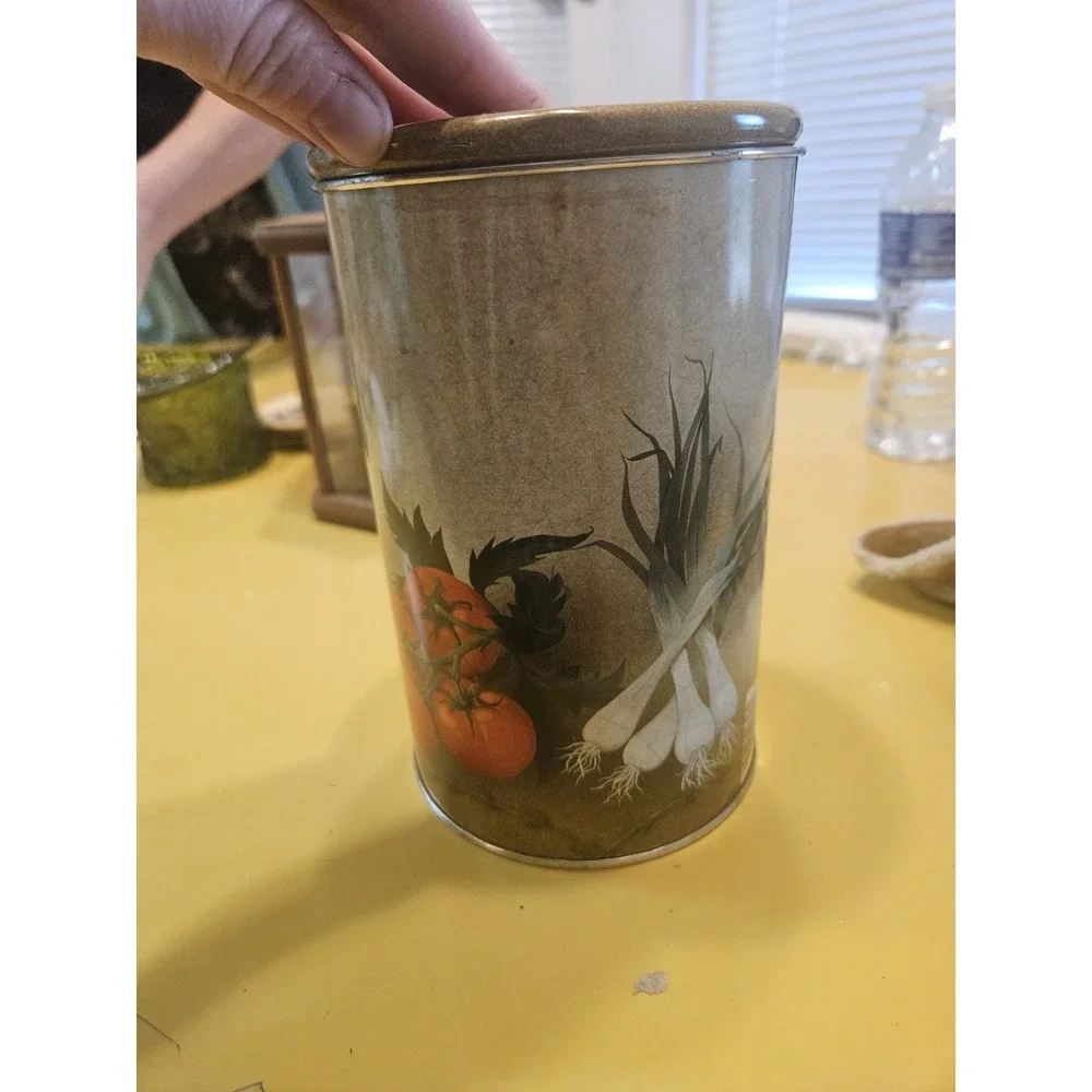 Vintage Vegetable Tin‎